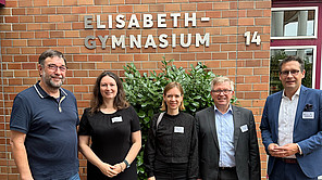 Europa-Tag am Elisabeth-Gymnasium (Saale) an dem drei Abgeordnete des EU-Parlamentes ins Gespräch mit Schülern kamen